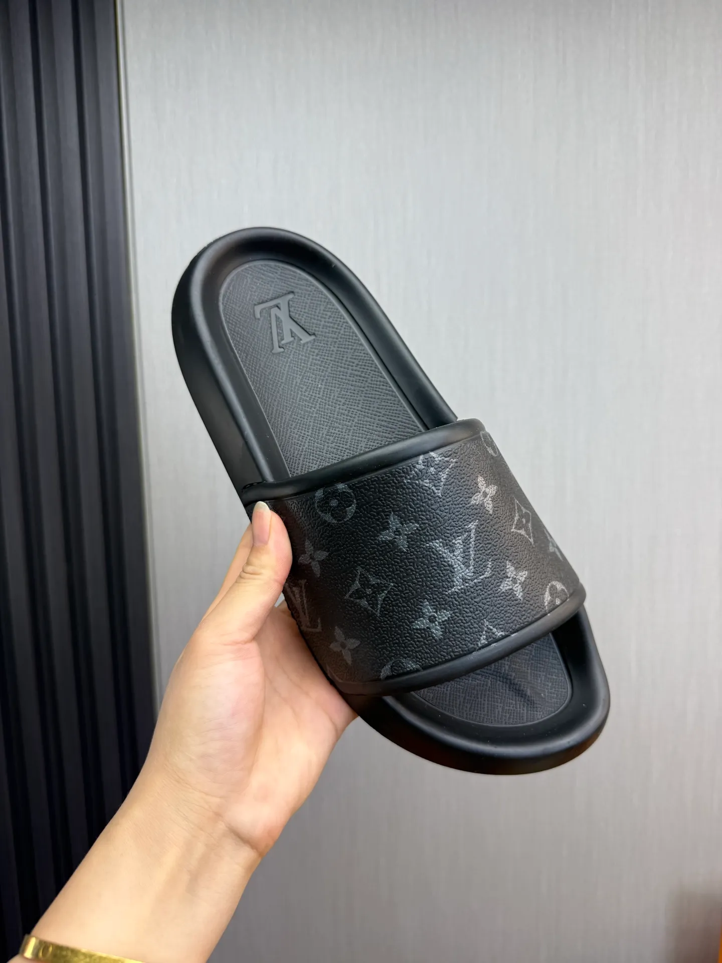 Men's shoes 💰280💰 ▪️LV's popular Little Red Book popular slippers hot sale: 1 shipment✅ Super textured and comfortable slippers, original TPU outsole. Authentic counter box drawer box packaging 🎁Size 38-45